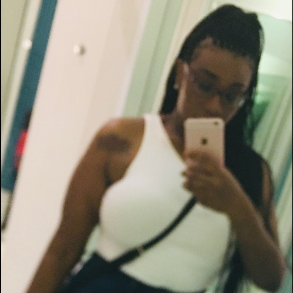 Meet your Posher, Dominique